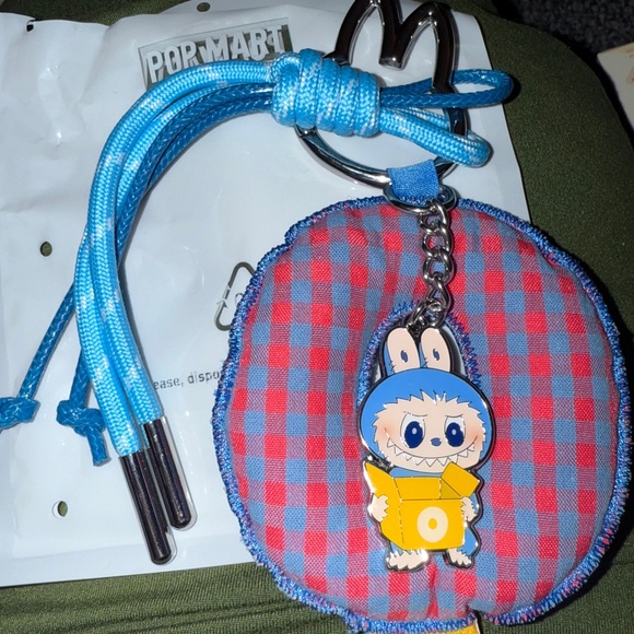 Pop Mart Labubu The Monsters Pin for Love Series
"O" Letter Pendant - Picture 4 of 4